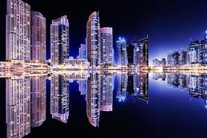 Dubai stad på kvällen