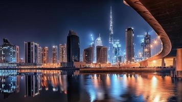 Dubai stad på kvällen