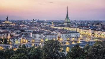 staden Turin vid solnedgången foto