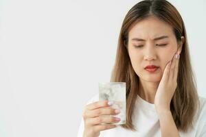 asiatisk kvinna känna känslig tänder efter dricka kall, kvinna lida tand, förfall problem, dental vård, tand extraktion, förfall problem, dålig andetag, gingival lågkonjunktur, oral hygien instruktion foto