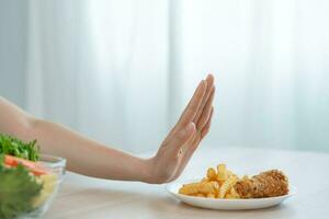 skönhet smal kvinna kropp förvirra fett mat. kvinna i restaurang uppnår vikt förlust mål för friska liv, låg kalori, tunn midja, nutritionist. diet, kropp form, balans kontrollera, undvika, näringsmässiga foto