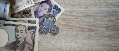 japansk yen pengar. stänga upp av de japansk yen på hand. valuta av japan den där är Begagnade till förändra, köpa, sälja, ackumulera, investera, finansiell, utbyta Betygsätta, värde, bokföring, internationell utbyta foto