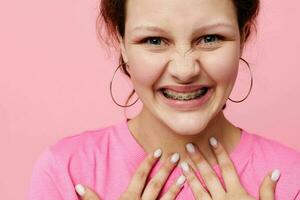 porträtt av en ung kvinna i en rosa t-shirt ungdom mode studio modell oförändrad foto