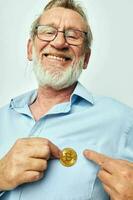 porträtt äldre man kryptovaluta bitcoin investering ljus bakgrund foto