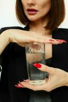 attraktiv kvinna svart jacka transparent glas med vatten livsstil oförändrad foto