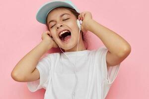 porträtt av Lycklig leende barn flicka bär hörlurar Framställ känslor barndom oförändrad foto