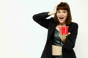 attraktiv kvinna Framställ med röd gåva låda överraskning ljus bakgrund foto