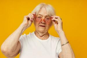 porträtt av ett gammal vänlig kvinna hälsa livsstil glasögon isolerat bakgrund foto