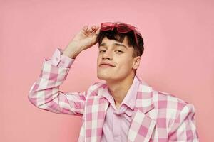 Foto av romantisk ung pojkvän rosa pläd blazer mode modern stil livsstil oförändrad
