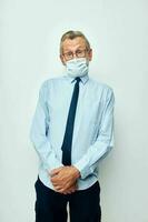 Foto av pensionerad gammal man i skjorta med slips medicinsk mask säkerhet ljus bakgrund