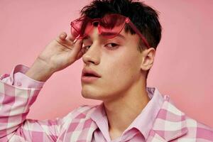 en ung man modern rosa solglasögon jacka Framställ rosa bakgrund oförändrad foto