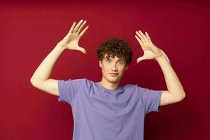 rödhårig kille med lockigt hår Framställ gest med händer foto
