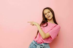 fotografi Söt kvinna i en rosa t-shirt tillfällig kläder livsstil oförändrad foto