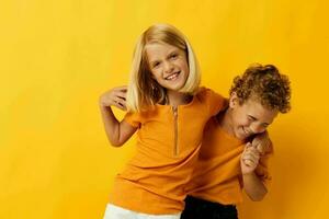 bild av positiv pojke och flicka tillfällig ha på sig spel roligt tillsammans Framställ på färgad bakgrund foto