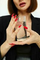 skön kvinna svart jacka transparent glas med vatten isolerat bakgrund foto