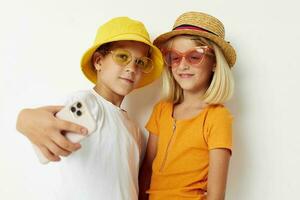 barn i hattar med telefon tillsammans vänskap foto