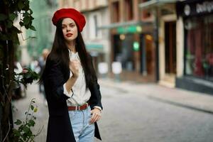 flicka leende med tänder står på de gata i de stad i en jacka och röd basker, filmiska franska mode stil Kläder, resa till istanbul foto