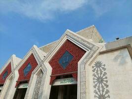 attin stor moské under de solljus och en blå himmel i jakarta, indonesien foto