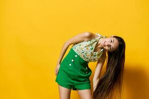 kvinna stil ung känsla trendig mode overall eleganta gul skön Lycklig foto