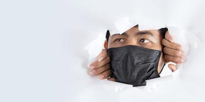 närbild porträtt av mannen bär skyddande ansiktsmask mot coronavirus foto