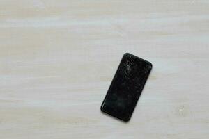 bruten glas av en svart smartphone. foto