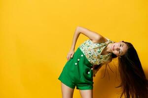 kvinna Lycklig trendig ung modern skön känsla bakgrund stil gul eleganta mode foto