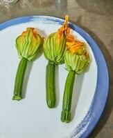 stekt i pannan zucchini blommor eller zucchini med parmesan ost i en gryta, italiensk aptitretare foto