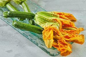 zucchini blommor eller zucchini redo till baka med parmesan ost i gryta, italiensk aptitretare foto