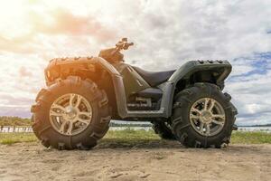 atv på de sandig Strand av de sjö. sida se. foto