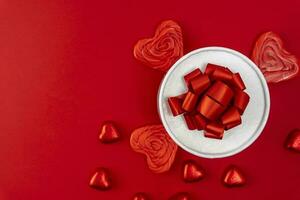 gåva låda med en band och en rosett, hjärtformade choklad foto