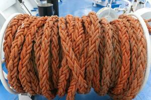 en bukt med en kabel- på de fartyg. förtöjning rep foto