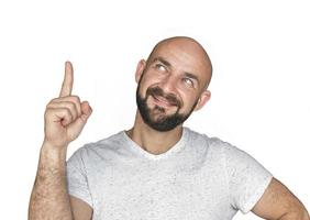 stående av den vita skalliga mannen med skägg i vit t-shirt som ler och visar tummen upp isolat på en vit bakgrund foto