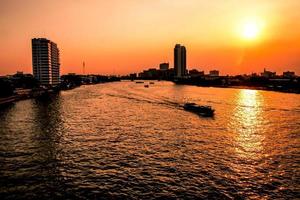 bangkok city flygfoto chao phraya river bangkok city urban centrum av Thailand vid solnedgången