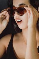 kvinna förvånad när man använder solglasögon foto