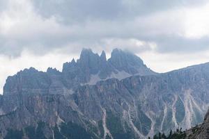 dolomiter och moln foto