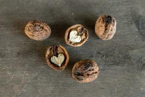 valnötter på rustik trä- bakgrund, topp se. friska mat. foto