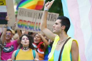 granada, Spanien. juni 26, 2023. mångfald av människor på lgbtq stolthet demonstration foto