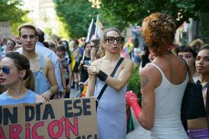granada, Spanien. juni 26, 2023. mångfald av människor på lgbtq stolthet demonstration foto