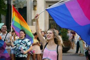 granada, Spanien. juni 26, 2023. mångfald av människor på lgbtq stolthet demonstration foto