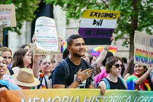 granada, Spanien. juni 26, 2023. mångfald av människor på lgbtq stolthet demonstration foto