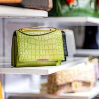 handväskor i en lyxig modebutik foto