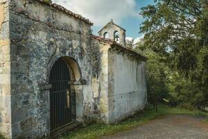 gammal övergiven ruin av en kyrka i asturien, Spanien. foto