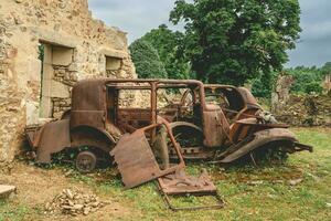gammal rostig bilar vänster Bakom i oradour-sur-gllane, Frankrike. foto