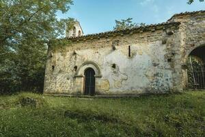gammal övergiven ruin av en kyrka i asturien, Spanien. foto