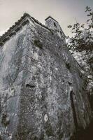 gammal övergiven ruin av en kyrka i asturien, Spanien. foto