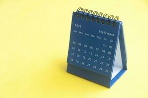 september 2023 blå skrivbord kalender på gul omslag bakgrund med anpassningsbar Plats för text. kopia Plats och kalender begrepp foto
