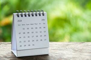 juli 2024 vit tabell kalender med anpassningsbar Plats för text. kalender och kopia Plats begrepp foto