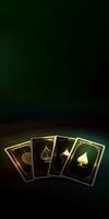 skinande poker eller spelar kort i gyllene och grön Färg. begrepp av hasardspel och kasino spel. generativ ai. foto