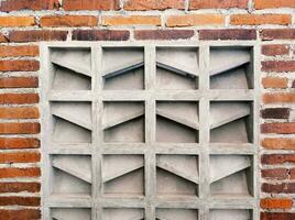 cement ventilation blockera och röd tegel vägg. vind ventilation på Hem och byggnad. foto