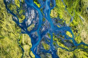 abstrakt blå glaciär floder mönster strömmande genom vulkanisk mossa fält i isländsk highlands på sommar foto